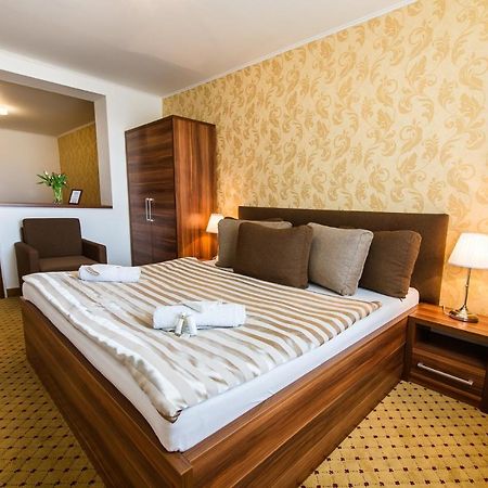 Hotel Merkur Kaluža Dış mekan fotoğraf